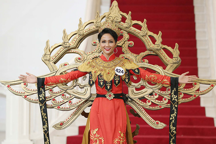 Cô tưởng tượng mình đang đứng trên sân khấu, có nhiều khán giả bên dưới và dõng dạc hô to: “H’hen Niê, 25, Vietnam”.