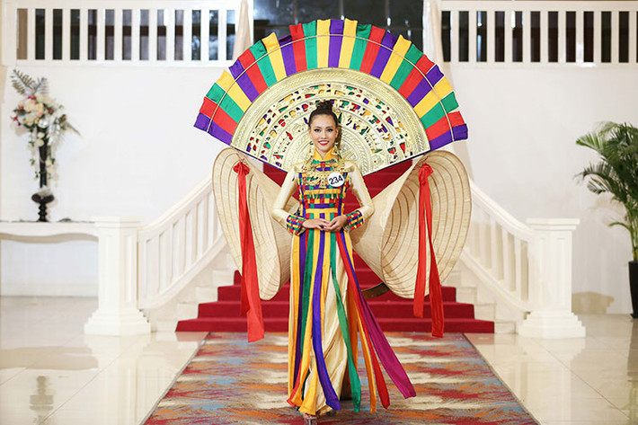 Thí sinh Trần Thị Thùy Trang trình diễn bộ trang phục dân tộc mang tên Hồn Việt.