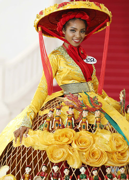 Huỳnh Thị Cẩm Tiên lại gặp khó khăn vì trang phục nặng nên có phần giới thiệu không được tốt như mong đợi.