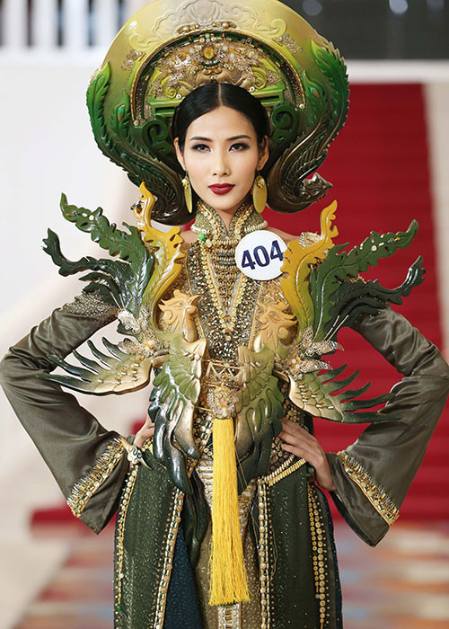 Khi được Phạm Hương hỏi về tâm thế của một thí sinh thi nhan sắc quốc tế, Hoàng Thùy cho hay: “Em nghĩ là 90% còn 10% nữa em muốn cho mình một chút khiêm tốn”.