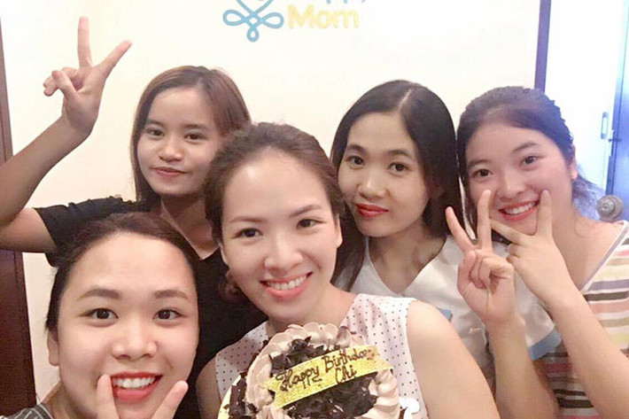 Đan Lê được các nhân viên tổ chức sinh nhật bất ngờ. “Tuổi mới không mong gì hơn gia đình bình an, mạnh khỏe”, cô viết.