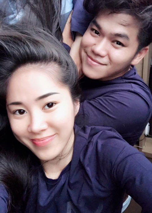 Cặp đôi sao Việt Lê Phương - Trung Kiên diện áo đôi. “Hai vợ chồng lên đồ xong mưa trắng trời. Không lẽ chúng mình là vợ chồng mưa”, Lê Phương chia sẻ.
