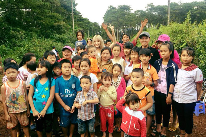 Sao Việt Lý Hải được rất đông người hâm mộ nhí vây quanh để chụp hình kỷ niệm.