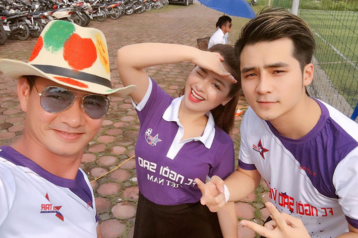 Hà Anh vui vẻ chạm mặt bạn gái cũ Dương Hoàng Yến tại một sự kiện.