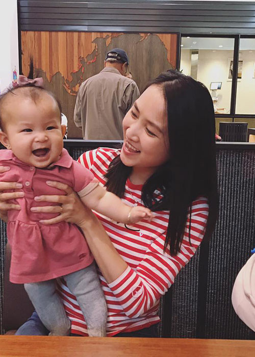 Bà xã Lam Trường đưa con gái đầu lòng đi chơi. Cả hai cùng mặc trang phục tông hồng.