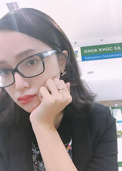 Hương Giang Idol đi mổ cận thị sau hơn 10 năm sống chung với kính cận.