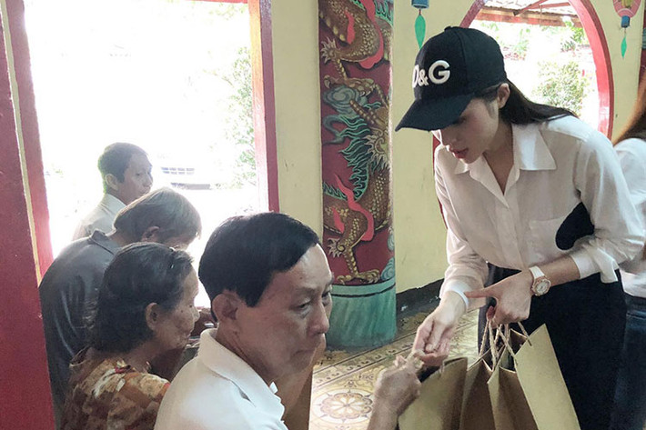 Hoa hậu Kỳ Duyên cùng Diệp Lâm Anh đi trao quà cho các nghệ sĩ tại Chùa Nghệ sĩ Gò Vấp TP HCM.