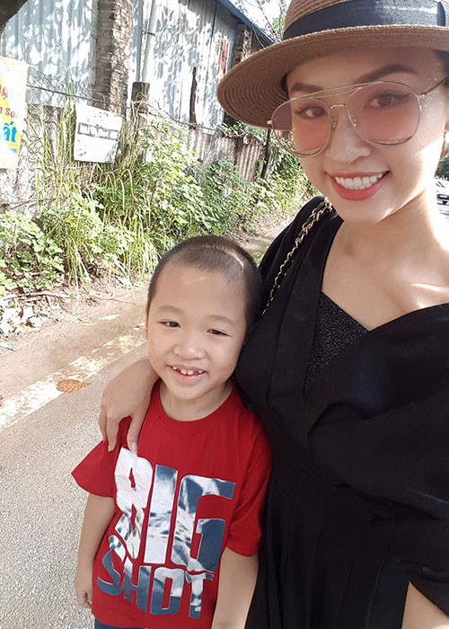 MC Vân Hugo đưa cậu con trai đi chơi công viên nhân dịp Trung thu.