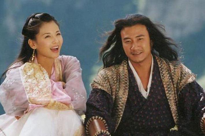 Năm 2003, Hồ Quân gây tiếng vang với vai diễn Tiêu Phong trong "Thiên long bát bộ". Nổi lên nhờ phim chuyển thể từ tiểu thuyết Kim Dung, Hồ Quân vô cùng tiếc thương trước sự ra đi của nhà văn. 4 năm trước, sinh nhật nhà văn Kim Dung, anh cùng Huỳnh Hiểu Minh, Lý Á Bằng và đạo diễn Trương Kỷ Trung từng đến tận nhà để chúc mừng nhà văn.