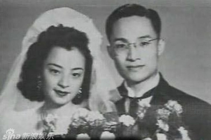 Nhà văn Kim Dung qua đời ngày 30/10 vì tuổi cao. Ông kết hôn lần đầu tiên vào năm 1948 với một tiểu thư tên Đỗ Dã Phân. Vì nhà văn mải mê với công việc, thiếu quan tâm đến vợ nên hai người cuối cùng đã ly hôn. Sau này, nhà văn Kim Dung bất ngờ tiết lộ bị vợ phản bội.