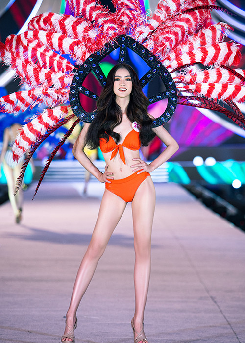 Top 35 khoe những bước catwalk đầy tự tin, khỏe khoắn trên sàn runway.