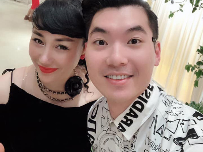 Trương Nam Thành vừa chia sẻ hình ảnh tặng quà bà xã Thu Huyền nhân kỷ niệm 2 năm ngày cưới.