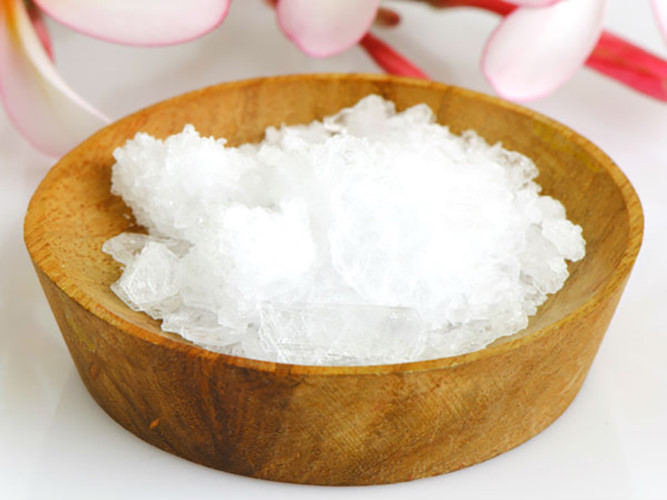 Muối Camphor: Trộn lòng trứng trắng, mật ong, muối camphor (từ tinh dầu của cây long não) và hoá chất glycerin với số lượng bằng nhau. Bôi hỗn hợp này lên tinh hoàn. Nó làm giảm viêm, nhiễm trùng, giảm đau và cảm giác bỏng rát.