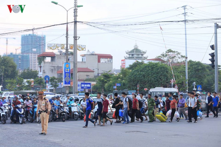 Những hình ảnh cả đoàn người chen chúc trên các chuyến xe, hàng dài phương tiện nối đuôi nhau trên các tuyến đường đã trở nên quá quen thuộc vào những ngày Lễ, Tết tại các thành phố lớn như Hà Nội, TP.HCM... Tắc đường, chờ hàng tiếng đồng hồ trên đường, chen chúc trên xe, trong bến khiến nhiều người mệt mỏi, đôi mắt đờ đẫn.
