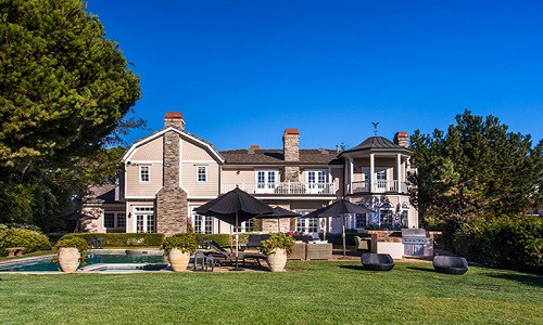 Ngôi biệt thự được miêu tả là "một góc Hamptons tại LA". Jessica thường ca ngợi, đó là niềm mơ ước lâu nay của cô, một ngôi nhà theo phong cách Hamptons sang trọng lại nằm ở vùng khí hậu nắng ấm thường xuyên của Los Angeles.