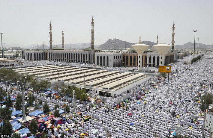 Trước đó, giới chức Saudi Arabia đã thông báo thiết lập 109 trung tâm an ninh tại Mecca nhằm theo dõi những đối tượng khả nghi không có giấy tờ hợp lệ và ngăn chặn các hành vi sai phạm của người hành hương. Nhiều tín đồ lo ngại về bối cảnh khủng hoảng vùng Vịnh mặc dù Saudi Arabia tuyên bố sẽ nới lỏng một số hạn chế dành cho các tín đồ tới thánh địa Mecca. Ảnh: EPA.