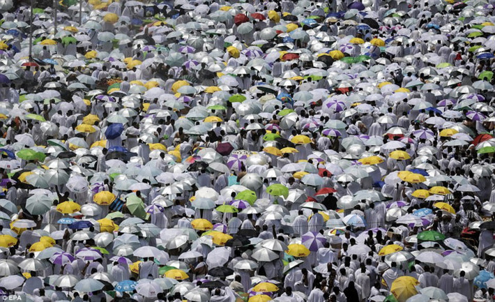 Thánh địa Mecca ở Saudi Arabia được coi là thủ đô tinh thần của thế giới Hồi giáo. Vào cuối tháng 8, đầu tháng 9 hàng năm, người Hồi giáo trên khắp thế giới lại đổ về Thánh địa Mecca trong lễ hành hương Hajj. Ảnh: EPA.