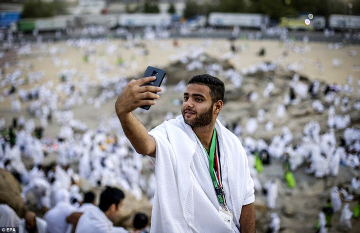 Một tín đồ Hồi giáo tranh thủ chụp ảnh selfie trên núi Arafat, gần Mecca, Saudi Arabia. Vào buổi tối, những người hành hương sẽ tới Muzdalifa – nơi họ ở lại qua đêm trước khi tham gia vào lễ ném đá xua đuổi ma quỷ. Ảnh: EPA.