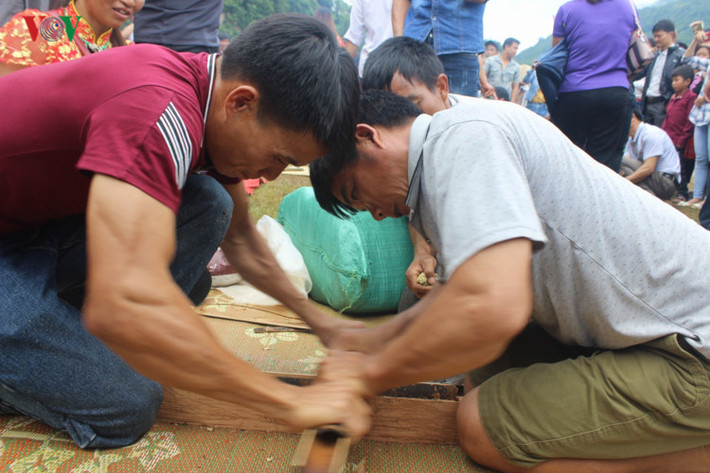 Bên cạnh đó là phần thi nấu cơm.