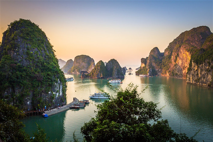 Vịnh Hạ Long, Quảng Ninh: Du khách tới Hạ Long sẽ được chiêm ngưỡng khung cảnh như chốn thần tiên, với những hòn đảo đá vôi hùng vĩ trên mặt nước xanh ngọc. Bạn có thể thuê thuyền kayak để khám phá xung quanh, hoặc đăng ký tour tham quan hang động. Ngoài ra, ngủ đêm trên du thuyền ở vịnh cũng là một trải nghiệm thú vị. Ảnh: Lonely Planet.