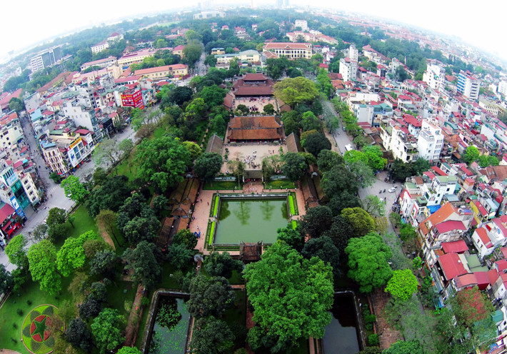 Hà Nội: Thủ đô của Việt Nam có nhiều điểm tham quan hấp dẫn, như khu phố cổ với kiến trúc đan xen hài hòa giữa cổ điển và hiện đại. Thành phố này có lịch sử lâu đời, cùng nhiều hồ nước, công viên, phố phường nhộn nhịp, và hơn 600 đền chùa cho du khách khám phá. Ngoài ra, nơi đây còn có ẩm thực phong phú và hấp dẫn. Ảnh: Zing.