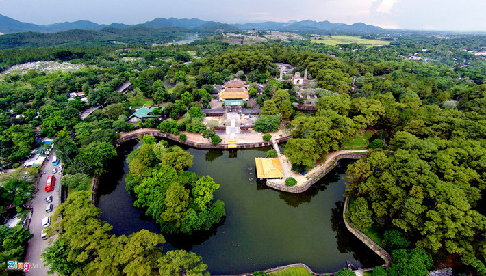 Huế: Nằm bên dòng sông Hương thơ mộng, cố đô của triều Nguyễn có vô số di tích lịch sử. Du khách có thể khám phá khu kinh thành, cầu ngói Thanh Toàn, thăm lăng mộ vua chúa, nghe ca trù, hay thưởng thức các món đặc sản như bún bò, cơm hến, bánh bèo... Ảnh: Zing.