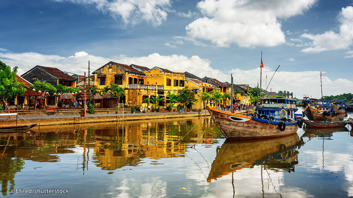 Hội An: Nằm ở miền Trung Việt Nam - một trong những vùng đất của Việt Nam được du khách yêu thích, đây là đô thị cổ điển hình của thương cảng Đông Nam Á, được gìn giữ gần như nguyên vẹn. Đây là điểm đến được nhiều du khách quốc tế yêu thích. Vào ngày Rằm hàng tháng, đèn lồng được thắp sáng lộng lẫy, tạo khung cảnh huyền ảo. Ảnh: Efired/Shuttestock.