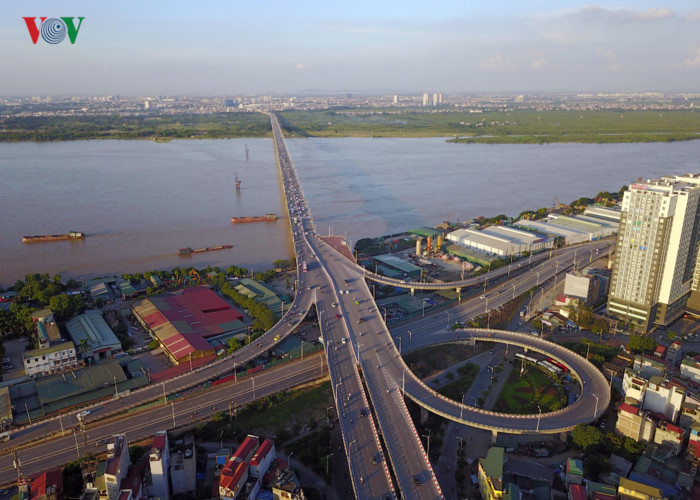 Cầu Vĩnh Tuy (khởi công: 2005, thông xe: 2010), nối quận Hai Bà Trưng và quận Long Biên (xem chi tiết cầu Vĩnh Tuy tại đây)