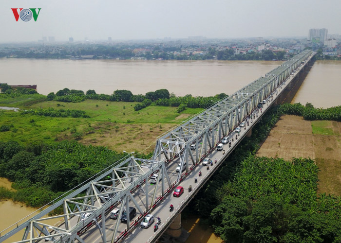 Cầu Chương Dương dài 1.230 m, gồm 21 nhịp: 11 nhịp thép; 10 nhịp bê tông trong đó 7 nhịp ở phía Hà Nội và phía Gia Lâm có 3 nhịp. Cầu chia làm bốn làn xe chạy hai chiều, ở giữa có phần cánh gà mỗi bên rộng 5 m. Phía ngoài cùng có làn đường dành cho xe máy rộng 1,5 m.