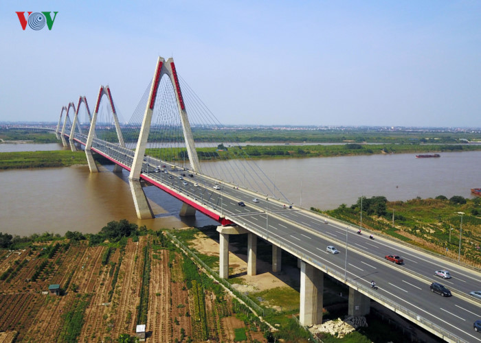 Sáu nhịp dây văng kết hợp cùng 5 trụ tháp hình thoi - tượng trưng cho 5 cửa ô. Dự án có tổng mức đầu tư hơn 13.600 tỷ đồng, gồm vốn vay từ cơ quan hợp tác quốc tế Nhật Bản - JICA và vốn đối ứng của Chính phủ Việt Nam. Mặt cầu rộng 33,2 m với 8 làn xe cho cả hai chiều, chia thành 4 làn xe cơ giới, 2 làn xe buýt, 2 dải hỗn hợp, phân cách giữa, đường dành cho người đi bộ.