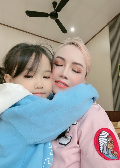 Hoàng Yến nhận nuôi con sau ly hôn. Nữ diễn viên chia sẻ trên Tiền Phong, các con là tài sản của cô và cô sẽ làm mọi cách để bảo vệ con. Ảnh: FBNV.