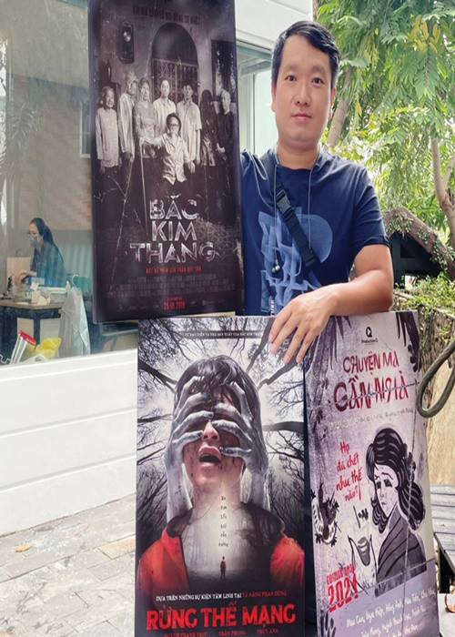 Hữu Tấn không nhờ NSƯT Ngọc Hiệp dẫn dắt vào nghệ thuật. “Bản thân tôi là người rất tự trọng, có cái tôi cao. Tôi muốn đi bằng đôi chân của mình. Trong nghệ thuật chỉ có mình mới giúp được mình mà thôi. Mợ tôi cũng bất ngờ bởi thằng nhóc ngày xưa được mình mua pizza cho bây giờ đã trở thành đạo diễn, đồng nghiệp. Mợ vui trong nhà có người theo nghề”, anh tâm sự. Năm 2022, NSƯT Ngọc Hiệp đóng phim Chuyện ma gần nhà của Hữu Tấn. Ảnh: Hà Nội Mới.