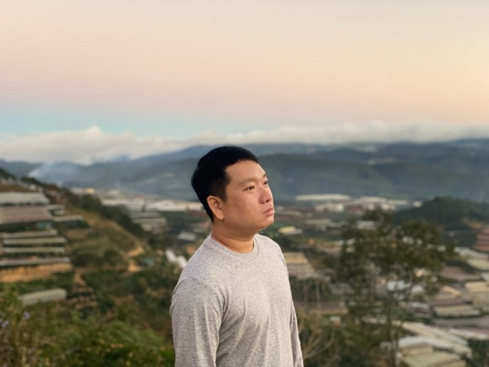 Theo nam đạo diễn phim Kẻ ăn hồn, từ nhỏ, ở chung nhà với mợ - NSƯT Ngọc Hiệp, anh chỉ thấy đóng phim là một công việc rất vui. “Tôi cũng gặp được một số người bạn của mợ như chị Việt Trinh, Diễm Hương. Từ đó, trong tôi có sự khát khao với nghệ thuật”, anh kể. Ảnh: VOV.