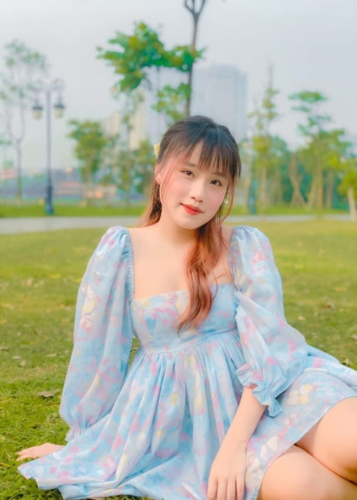 Yến My có gu thời trang trẻ trung, nữ tính.