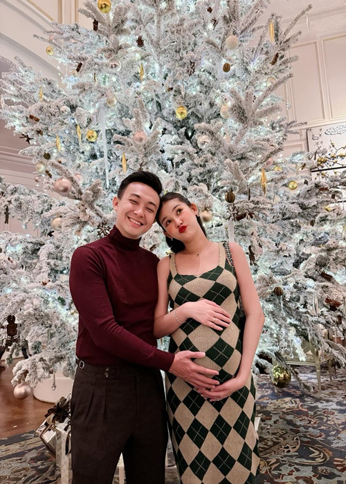 Nàng hậu tiết lộ, trong ngày cưới năm ngoái, Phan Tô Ny nói: “Anh không muốn bày vẽ hay nói nhiều mà không làm được. Mình bên cạnh nhau trọn vẹn hạnh phúc được cứ thêm 365 ngày thì mỗi năm anh sẽ tặng vợ thêm một chiếc hột to hơn năm trước để làm tài sản".