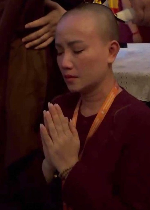 Diễn viên Hoàng Yến trả lời với Vietnamnet, cô xuống tóc đắp y thực hành đời sống của người xuất gia. Ảnh: Vietnamnet.