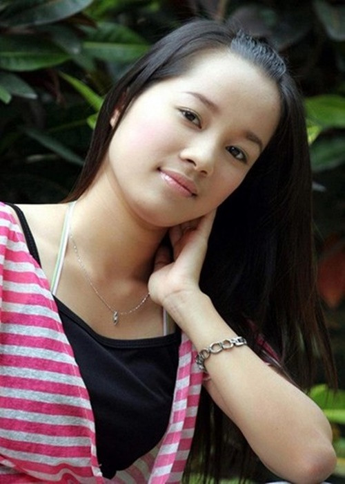 Nhật ký Vàng Anh phần 1 lên sóng năm 2006. Nội dung phim xoay quanh Vàng Anh cùng những người bạn ở tuổi dậy thì. Tất cả trải nghiệm của bản thân được Vàng Anh ghi lại vào cuốn nhật ký. Đảm nhận vai Vàng Anh là diễn viên Minh Hương. Ảnh: Vietnamnet.