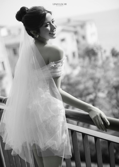 Mới đây, diễn viên Ngọc Huyền đăng tải hình ảnh mặc váy cưới. Theo nguồn tin riêng của Tiền Phong, nữ diễn viên phim Thương ngày nắng về đã chụp ảnh cưới và đang gấp rút chuẩn bị những khâu cuối cho hôn lễ.