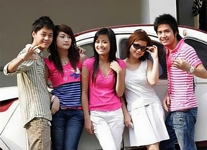 Diễm Hằng (thứ hai bên phải) vào vai em gái của Vàng Anh trong Nhật ký Vàng Anh phần 1. Sau đó, cô vào vai bạn thân của nhân vật chính trong phần 2. Ảnh: Tiền Phong.