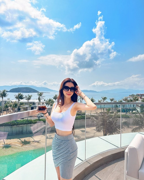Hot girl xinh đẹp mặc đồ bó sát khoe đường nét cơ thể hút mắt.