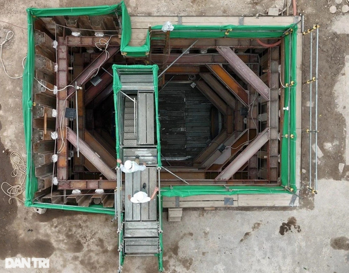 Với gói thầu này, nhà thầu sẽ thi công lắp đặt hệ thống cống ngầm chạy dọc sông Tô Lịch, điểm đầu từ ngã tư Hoàng Quốc Việt đến điểm cuối tại ngã ba sông Tô Lịch - sông Lừ thuộc địa phận quận Hoàng Mai (vị trí trong ảnh). Đơn vị dùng phương pháp đào mở với một phần nhỏ của đoạn tuyến, còn lại áp dụng công nghệ mới là khoan kích ngầm bằng robot.
