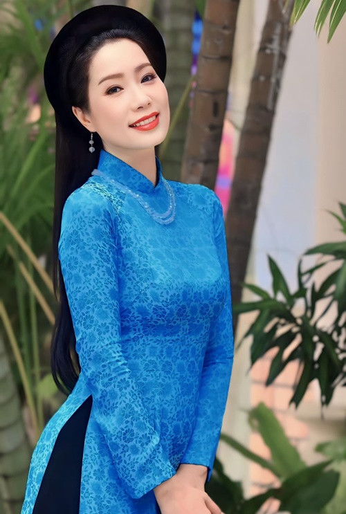 Cuối năm 2014, Á hậu Trịnh Kim Chi mở tụ điểm sân khấu kịch theo mô hình cà phê kịch. Khi tụ điểm ổn định, cô nâng cấp thành sân khấu kịch. Từ tháng 8/2020 đến nay, Trịnh Kim Chi là Phó chủ tịch Hội Sân khấu TP HCM. Ngoài ra, Á hậu Việt Nam 1994 còn làm giảng viên Đại học Sân khấu - Điện ảnh TP.HCM.