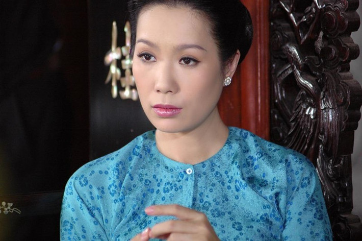 Trịnh Kim Chi sinh năm 1971, là sinh viên khoa diễn viên của Đại học Sân khấu và Điện ảnh TP. HCM (hiện nay), cùng thời với Lý Hùng, Diễm Hương, Quyền Linh, Lê Tuấn Anh, Việt Trinh.
