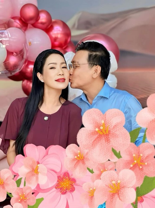 Trịnh Kim Chi được chồng chiều chuộng. Nữ diễn viên nhận nhiều món quà giá trị từ người bạn đời như xe hơi, nhẫn kim cương, biệt thự.