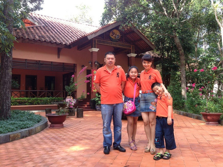 Mỗi lần sinh nhật Mai Thu Huyền, anh luôn tặng đủ 3 món: quà, bánh gato và hoa hồng bằng đúng số tuổi.
