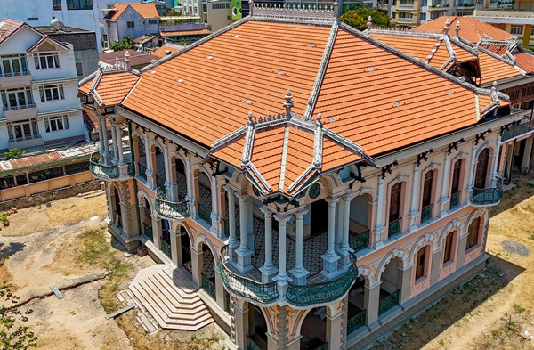Riêng căn biệt thự cổ tại 110-112 Võ Văn Tần (quận 3, TP.HCM) là tài sản duy nhất bà Lan tha thiết xin giữ lại để cho con gái trùng tu và bảo tồn. Căn biệt thự cổ phong cách Pháp có 4 mặt tiền nằm góc giao lộ Võ Văn Tần - Bà Huyện Thanh Quan - Nguyễn Thị Diệu được bà Trương Mỹ Lan bỏ ra hơn 700 tỷ đồng để mua lại năm 2015, sau đó thực hiện việc cải tạo, nâng cấp. "Tôi xin tòa đừng kê biên tòa nhà này, trả lại cho con tôi và gia đình để cháu nó sửa chữa, bảo tồn di tích lịch sử và văn hoá cho Việt Nam. Gia đình tôi sửa chữa 5 năm rồi, mong HĐXX giải tỏa kê biên để tiếp sửa, nếu không sẽ bị hư hỏng”, bà Trương Mỹ Lan khẩn khoản đề nghị tại phiên toà hôm 15/3.