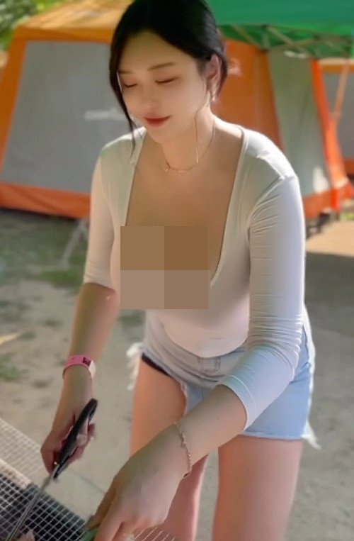 Cô nàng mặc trễ nải khi đứng nướng thịt.