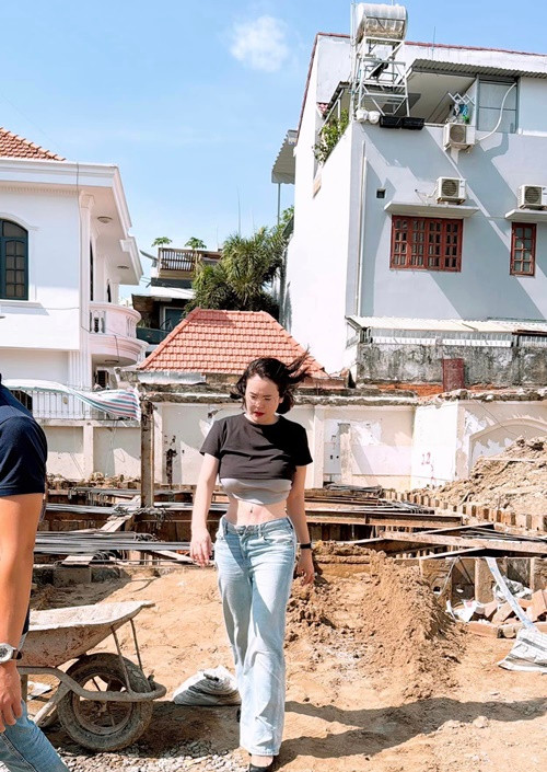 "Mẹ đang cố gắng chốt thêm 2 căn như vậy tặng cho gấu meo nhân dịp mừng em 12 tuổi. Thật ra tặng quà cho các con mẹ có mục đích hết, 3 chị em có 3 căn cho thuê cũng dư đóng tiền học mẹ và cha khỏi lo. Thế là con gái mẹ có 2 căn nhà tại Thảo Điền rồi nhe. Chúc mừng em bé 13 tuổi có mọi thứ. Chủ tịch Hà Đông Nghi. Hình mẹ mượn vì mới chốt mẹ không kịp thiết kế và mẹ hứa sẽ thiết kế đẹp hơn thế này luôn con nhé", Phương Lê chia sẻ.