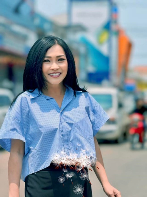Phương Thanh chia sẻ trên Vietnamnet, cô và bạn trai theo binh nghiệp ở đảo xa không đến được với nhau nên bài "Song song" mới ra đời.