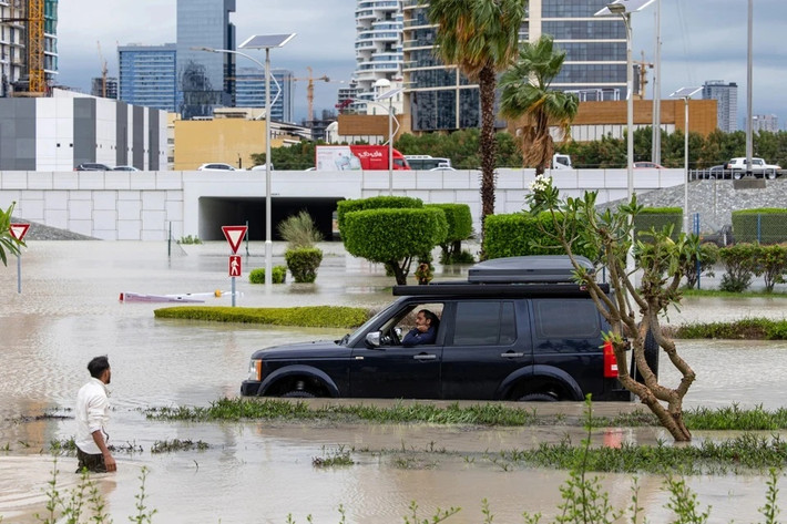 Tuy nhiên, không phải mẫu SUV nào cũng có thể di chuyển trong điều kiện này. Chủ nhân của chiếc Land Rover ngồi trầm ngâm nhìn biển nước và chờ xe cứu hộ đến.
